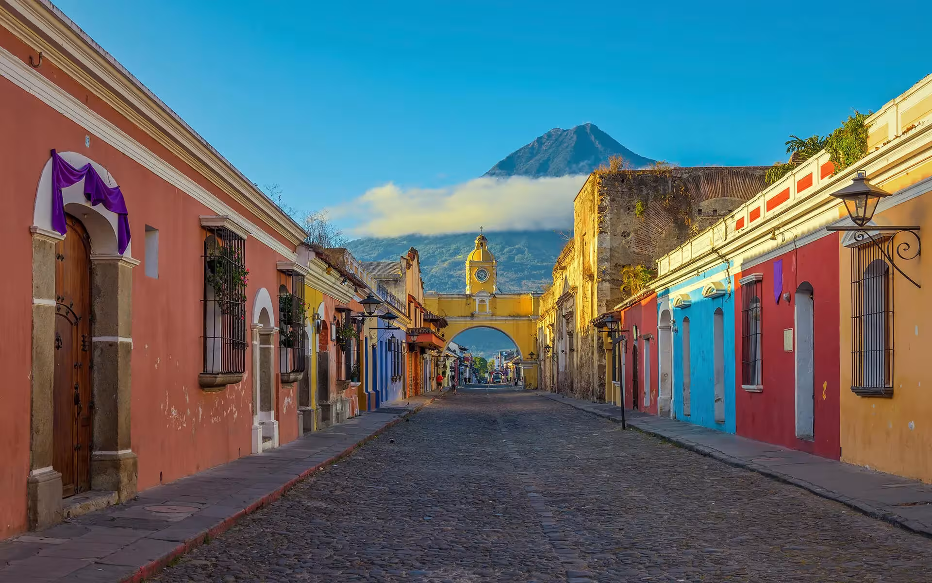 Une rue d’Antigua Guatemala, avec le Volcán de Agua en arrière-plan.