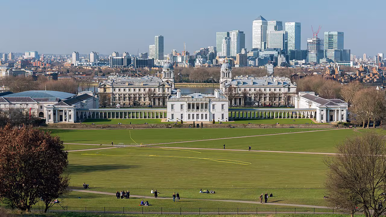 Greenwich Park with the Canary Wharf district in the background. Photo: Morio, Wikimedia Commons CC BY-SA 3.0