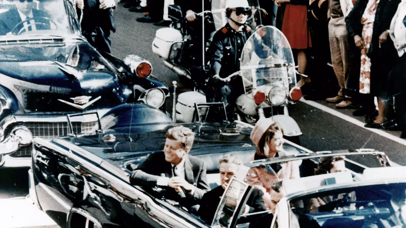 Le président américain John F. Kennedy dans sa limousine, le 22 novembre 1963