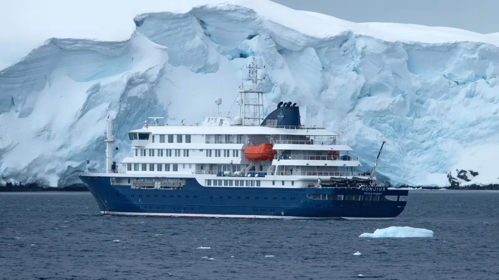 Le navire de croisière polaire MV Hondius au large de l’Antarctique.
