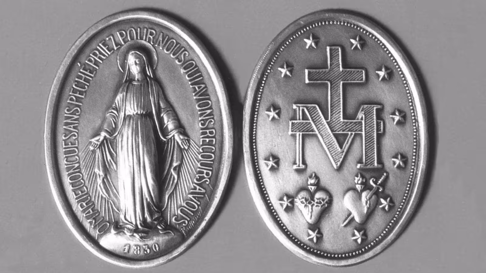 Les deux faces de la Médaille miraculeuse, avec l’effigie de la Vierge Marie en avers, et un M surmonté d’une croix au revers.