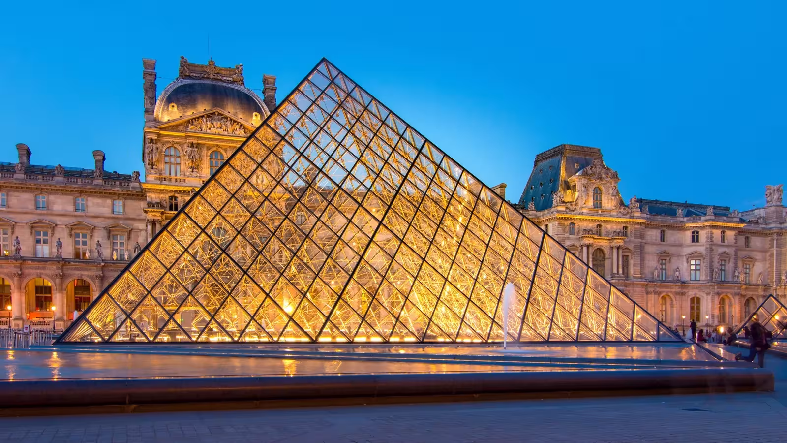 La pyramide du Louvre à Paris