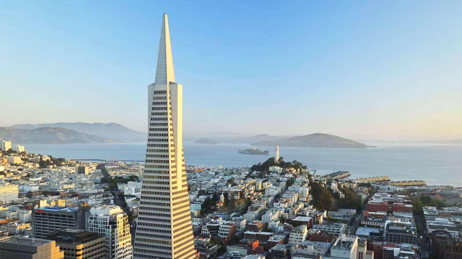 La Transamerica Pyramid, avec l’avenue Columbus à gauche. La baie de San Francisco, Alcatraz et Coit Tower sont visibles à droite et en arrière-plan.