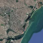 La zone portuaire de Recife. L’axe se termine sur l’église Notre-Dame du Mont-Carmel d’Olinda (Igreja do Carmo de Olinda) construite vers 1580.