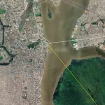La ville de Guayaquil, en Équateur, et le quartier historique de Cerro Santa Ana, point le plus élevé de la ville où convergent les deux axes.