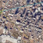 À Dallas, la place de l’hôtel de ville (en bas) est orientée vers le trident de Dealey Plaza (en haut, à gauche). La ligne bleue suit l’avenue Ross en direction de Rome.