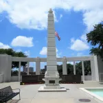 L’obélisque de Dealey Plaza à Dallas, Texas. Photo : Farragutful, 2017, CC BY-SA 4.0.