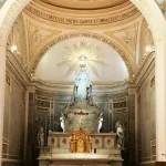 La chapelle Notre-Dame de la Médaille Miraculeuse à Paris, lieu des premières apparitions mariales de 1830.
