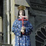 Statue de la Vierge Marie sur le parvis de la basilique Notre-Dame de Pontmain. Photo : GO69, Wikimédia Commons, domaine public.