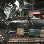 Des ouvriers s’affairent à évacuer la Mercedes lourdement endommagée après l’accident survenu dans le tunnel de l’Alma.