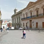 Guanajuato, Mexique. Plaza de la Paz avec le musée Palacio des los Poderes (au fond à gauche) et le musée Conde Rul (à droite). Photo : Google Earth.