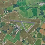 Aéroport de Leicester. Remarquez l’orientation de la piste.