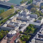 Aerial view of the Palais de l’Alma, next to the Holy Trinity Orthodox Cathedral. Photo: Zairon, Wikimedia Commons, CC BY-SA 4.0.
