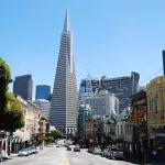 Vue de la Transamerica Pyramid dans l’axe de l’avenue Columbus. Photo : Pavel Spindler sous licence CC BY 3.0.