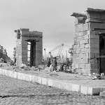 Le temple de Debod lors de sa reconstruction à Madrid, en 1970. Photo : Agence EFE.