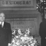 Le président américain Harry Truman posant devant une obélisque située dans le parc de Chapultepec en mars 1947