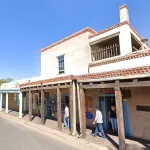 Santa Fe, Nouveau-Mexique. Édifice commercial du centre historique. Photo : Google Earth.