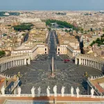 Vue de la place Saint-Pierre, de l’obélisque du Vatican et de la perspective s’ouvrant en direction d’Istanbul. Photo : Diliff, 2007, CC BY SA 3.0.