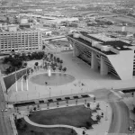Vue aérienne de l’hôtel de ville de Dallas. Photo : National Park Service, 1981, domaine public. Le muret divisant la plaza est orienté vers le lieu où a été assassiné John F. Kennedy.