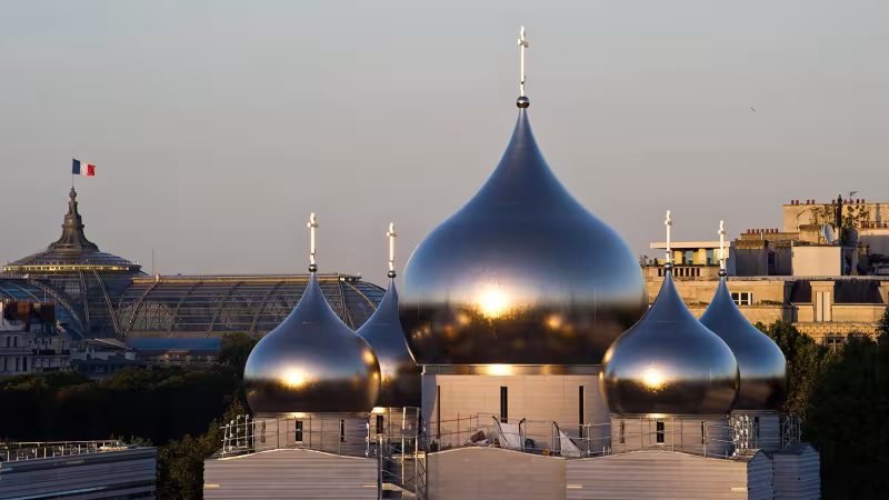 La cathédrale orthodoxe de la Sainte-Trinité, à Paris, avec le Grand Palais en arrière-plan.