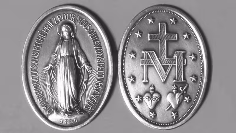 Les deux faces de la Médaille miraculeuse, avec l’effigie de la Vierge au recto, et un M surmonté d’une croix au verso.