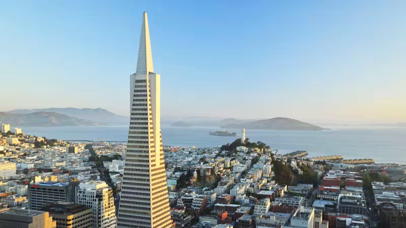 La Transamerica Pyramid avec la baie de San Francisco en arrière-plan.